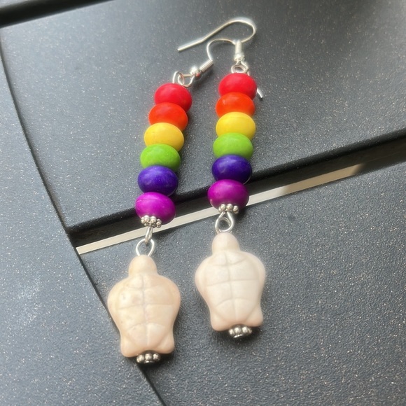 pride turtle earrings handcrafted - Picture 5 of 5